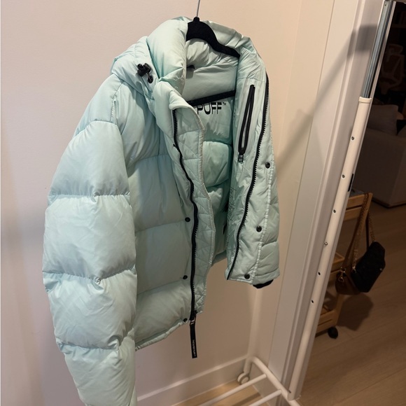 Aritzia Super Puff (Shorty) - Picture 3 of 3